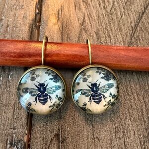 BNWT 🐝 Bee Fashion Earring